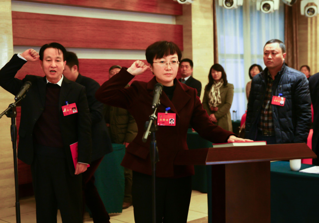 印台区新任区长李亚莉向宪法宣誓就职